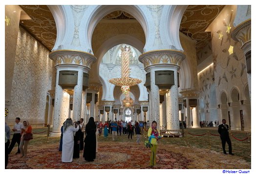 Im Inneren der Sheikh Zayed Moschee