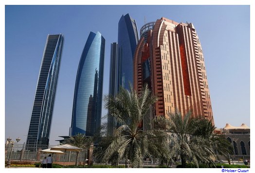 Ethihad Towers Abu Dhabi, das orange Geb�ude geh�rt nicht dazu
