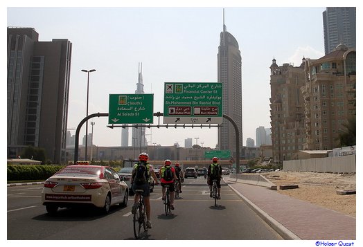 Kurz vor dem  Burj Khalifa auf AIDA Fahrradtour Dubai