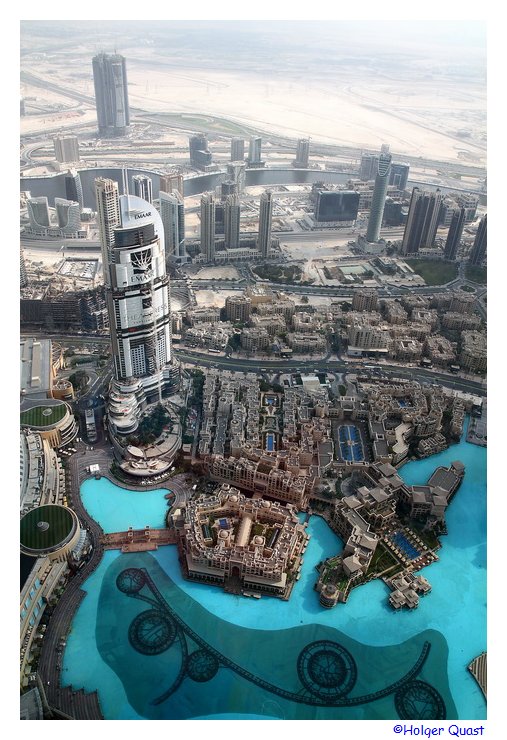 Blick von der Aussichtsplattform des Burj Khalifa in Dubai auf das Hotel The Address