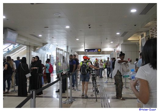 Mit dem Fahrrad durch die Burj Khalifa/Dubai Mall Metro Station