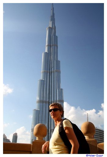 Ela vor dem Burj Khalifa