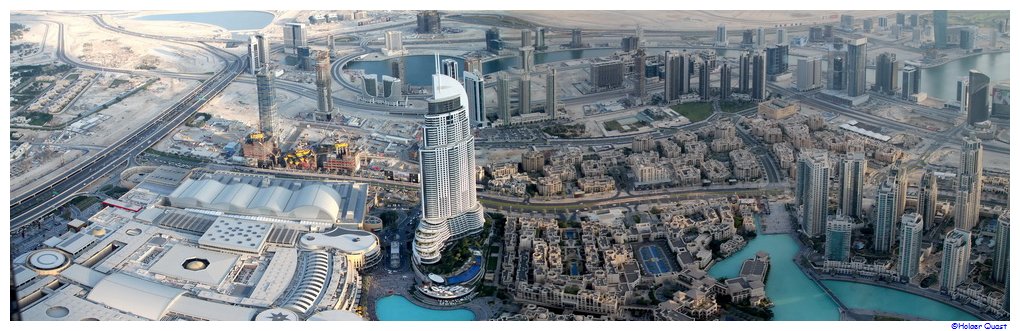 Blick vom Burj Khalifa auf den Dubai Mall, das  Address  Hotel und die Dubai Fountain  