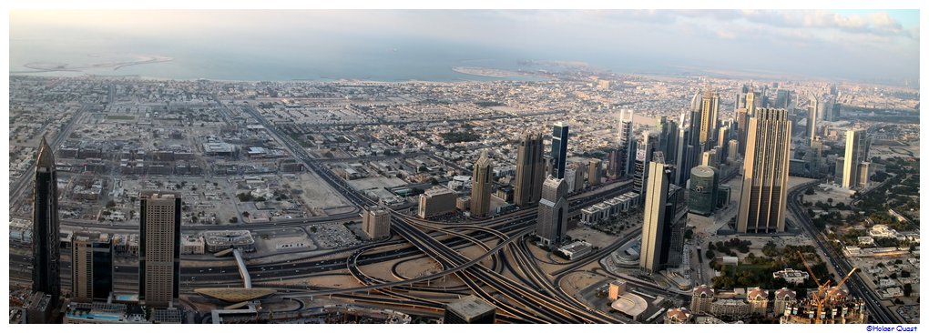 Blick in Richtung Sheikh Zayed Road mit den kleinen 300m hohen Emirates Tower. Im Hintergrund der Hafen