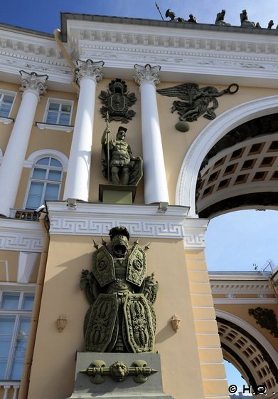 Verzierungen am Generalstabsgebäude auf dem Schlossplatz in St. Petersburg