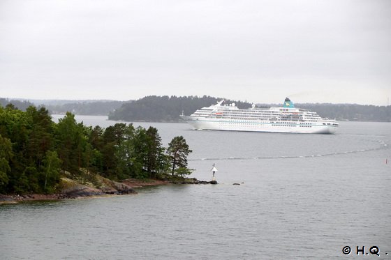 Kreuzfahrtschiff auf Schrendurchfahrt