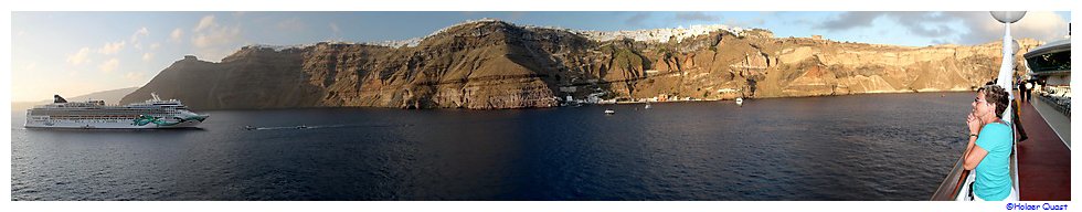Ela nimmt Abschied von Santorini