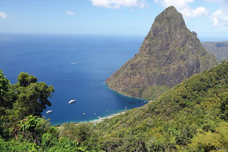 Blick auf den Petit Piton und den Jalousie Plantation Beach vom Tet-Paul-Nature-Trail