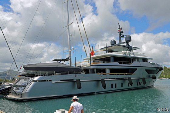 Megayacht im English Harbour auf Antiuga