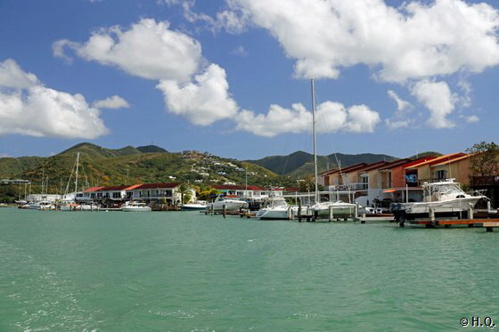 Schöne Villen im Jolly Harbour auf Antigua