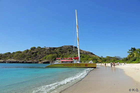 Unser Katamaran am Deep Bay Beach auf Antigua