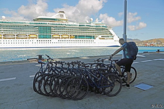 Vor dem Schiff werden die Bikes aufgereiht