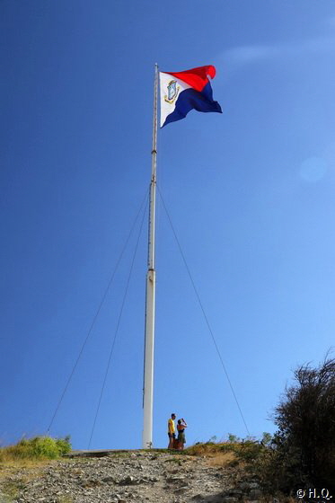 Fahne auf dem Bell’s Lookout Point auf St. Maarten