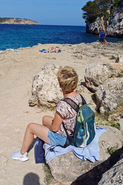 Ela geniet dne Blick aufs Mittelmeer