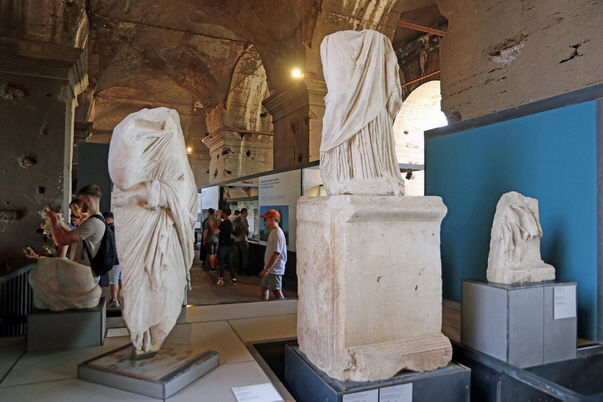 Ausstellungsstücke im Kolosseum Ausstellungsstücke im Kolosseum