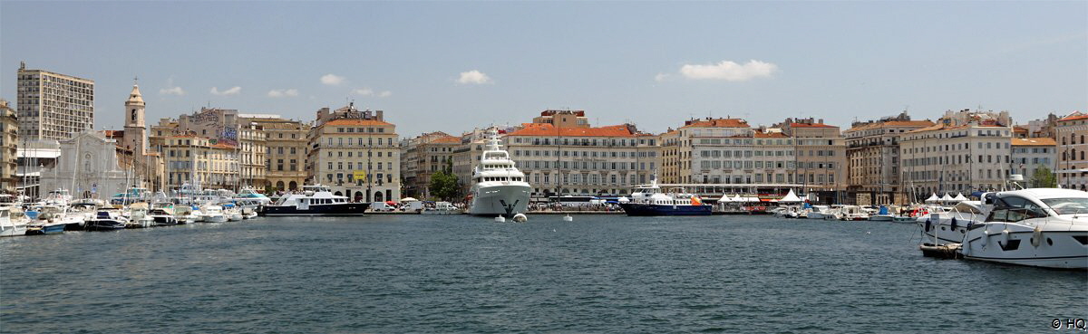 Blick ber den Yachthafen auf Marseille