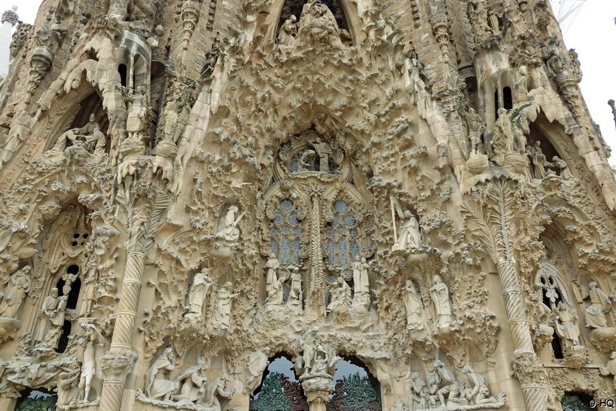 Skulpturen und Ornamente an der Eingangsfassade der Sagrada Familia