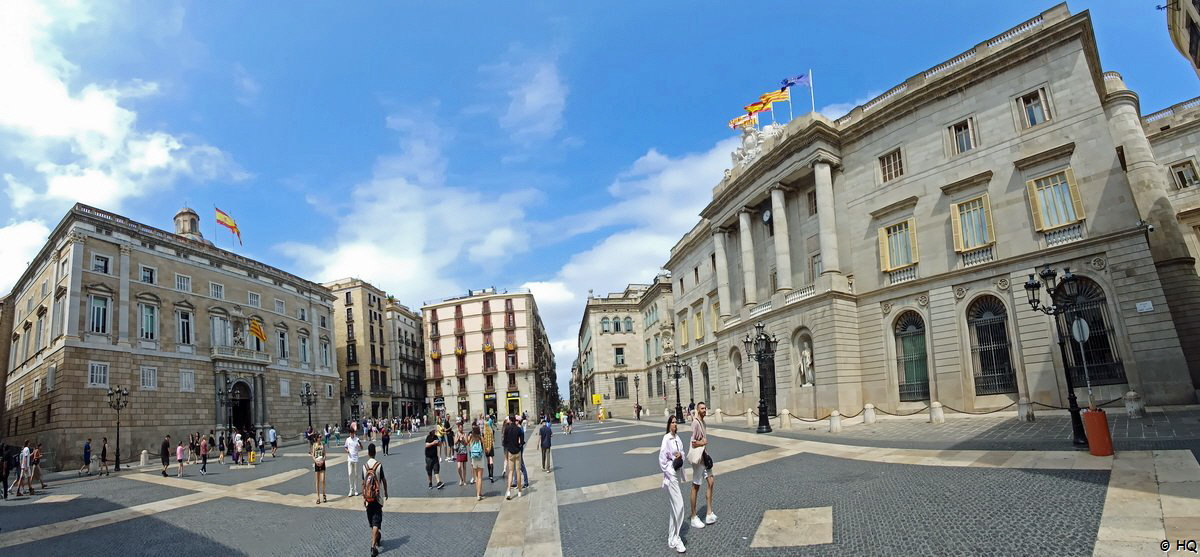 Placa de Sant Jaume mit dem Rathaus von Barcelona