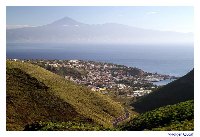 San Sebastian de La Gomera im Hintergrund der Teide auf Teneriffa