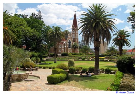 Park in Windhoek - Christuskirche im Hintergrund