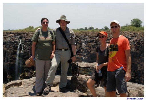 Nicole, Peter, Ela und Holger vor den Victoria-Falls - Zimbabwe