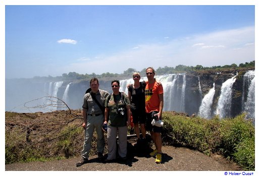 Peter, Nicole, Ela und Holger vor den Victoria-Falls - Zimbabwe Peter, Nicole, Ela und Holger vor den Victoria-Falls - Zimbabwe