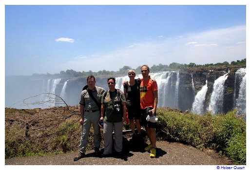 Peter, Nicole, Ela und Holger vor den Victoria-Falls - Zimbabwe