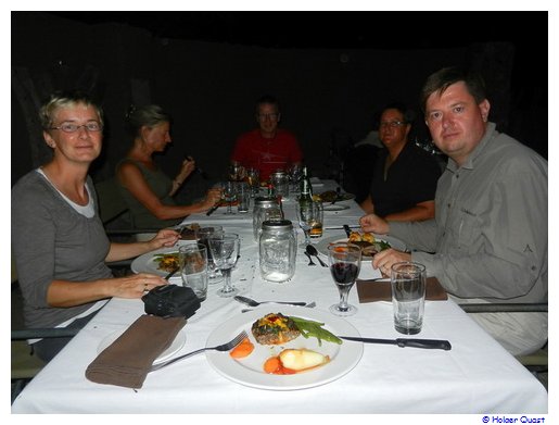 Ela und Peter beim Abendessen in der Boma