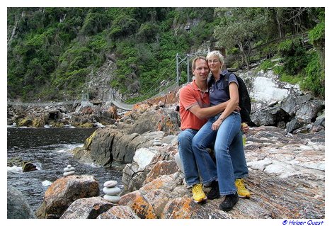 Wir vor der Storms River Mouth Suspension Bridge