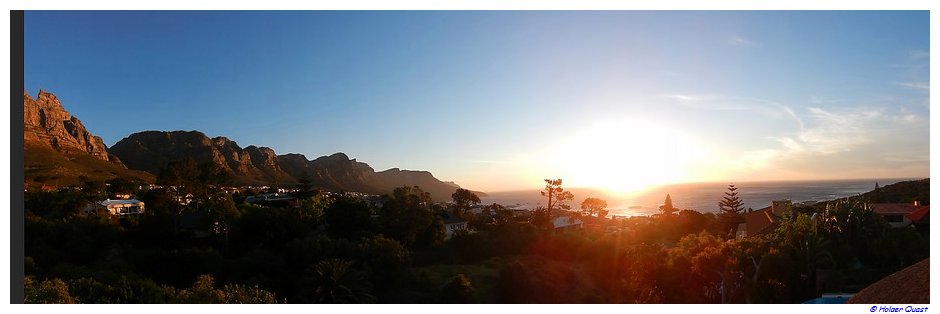 Sonnenuntergang von unserem Balkon im Blick vom Pool des Camps Bay Ridge Guest House - Kapstadt